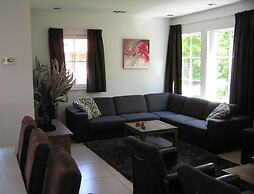 Spacious Holiday Park Villa for 10