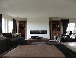 Spacious Holiday Park Villa for 10