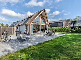 Spacious Holiday Park Villa for 10