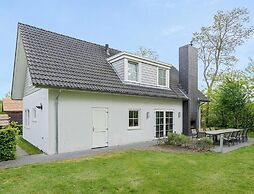 Spacious Holiday Park Villa for 10