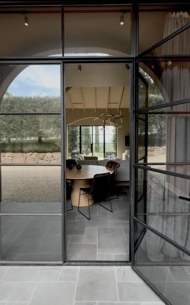 Room-frogs Pond Vineyards