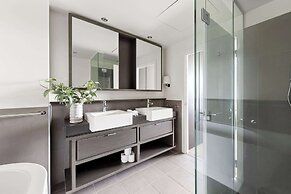 Harbour View 2BR Docklands Apt Near Marvel Stadium
