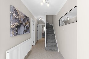 Stylish 5 Bed Surrey Home with Garden