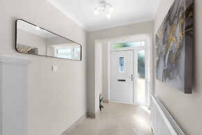 Stylish 5 Bed Surrey Home with Garden