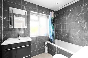 Stylish 5 Bed Surrey Home with Garden