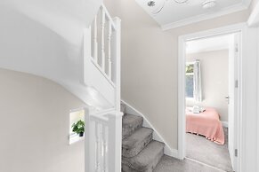 Stylish 5 Bed Surrey Home with Garden