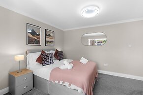 Stylish 5 Bed Surrey Home with Garden