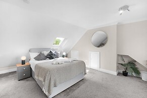 Stylish 5 Bed Surrey Home with Garden