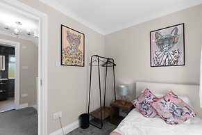 Stylish 5 Bed Surrey Home with Garden