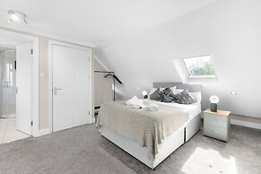 Stylish 5 Bed Surrey Home with Garden