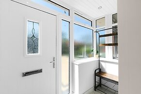 Stylish 5 Bed Surrey Home with Garden