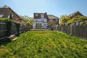 Stylish 5 Bed Surrey Home with Garden