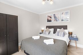 Stylish 5 Bed Surrey Home with Garden