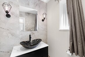 Stylish 5 Bed Surrey Home with Garden