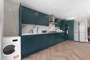 Stylish 5 Bed Surrey Home with Garden