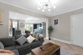 Stylish 5 Bed Surrey Home with Garden