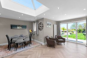 Stylish 5 Bed Surrey Home with Garden
