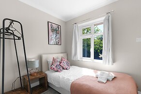 Stylish 5 Bed Surrey Home with Garden