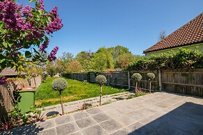 Stylish 5 Bed Surrey Home with Garden