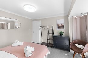 Stylish 5 Bed Surrey Home with Garden