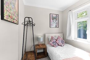 Stylish 5 Bed Surrey Home with Garden