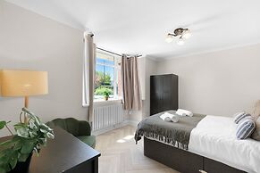 Stylish 5 Bed Surrey Home with Garden