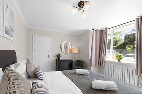 Stylish 5 Bed Surrey Home with Garden