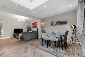 Stylish 5 Bed Surrey Home with Garden