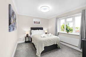 Stylish 5 Bed Surrey Home with Garden