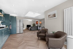 Stylish 5 Bed Surrey Home with Garden