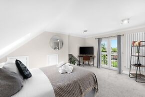 Stylish 5 Bed Surrey Home with Garden
