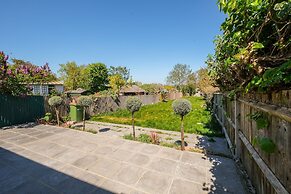 Stylish 5 Bed Surrey Home with Garden