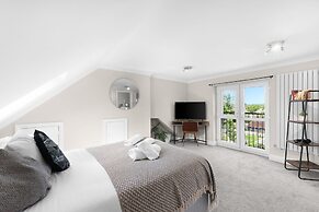 Stylish 5 Bed Surrey Home with Garden