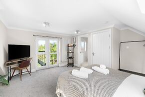 Stylish 5 Bed Surrey Home with Garden