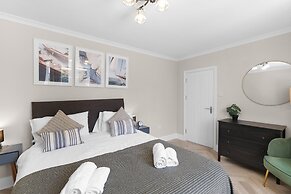 Stylish 5 Bed Surrey Home with Garden