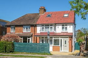 Stylish 5 Bed Surrey Home with Garden