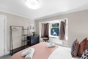 Stylish 5 Bed Surrey Home with Garden