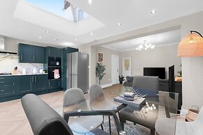 Stylish 5 Bed Surrey Home with Garden