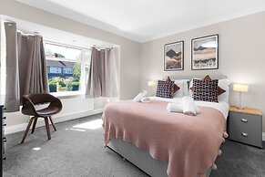 Stylish 5 Bed Surrey Home with Garden