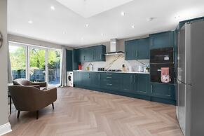 Stylish 5 Bed Surrey Home with Garden