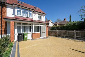 Stylish 5 Bed Surrey Home with Garden