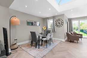 Stylish 5 Bed Surrey Home with Garden