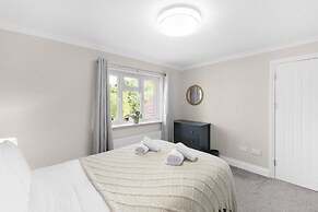Stylish 5 Bed Surrey Home with Garden