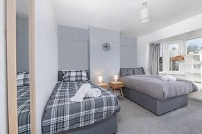 Charming 3-bedroom Wolverhampton Home With Private Hot Tub