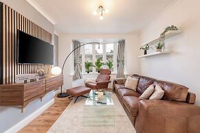 Charming 3-bedroom Wolverhampton Home With Private Hot Tub
