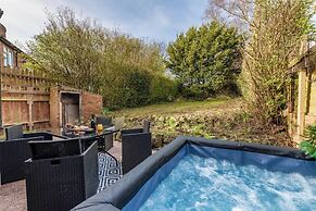Charming 3-bedroom Wolverhampton Home With Private Hot Tub