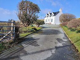 2 Bed House - Sleeps 6 - Pets - Parking - Wifi