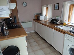 2 Bed House - Sleeps 6 - Pets - Parking - Wifi