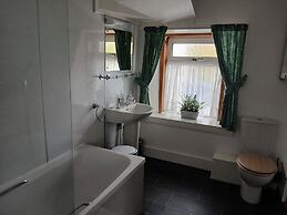 2 Bed House - Sleeps 6 - Pets - Parking - Wifi
