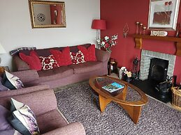 2 Bed House - Sleeps 6 - Pets - Parking - Wifi